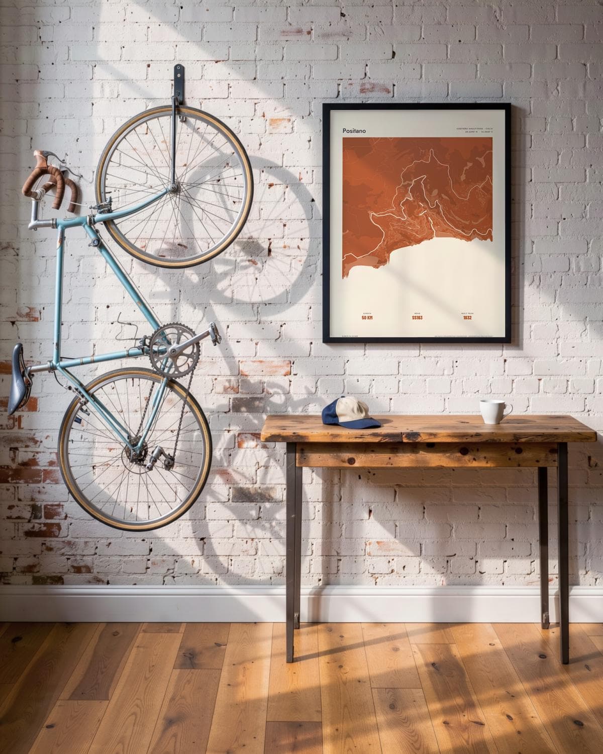 Positano Atlas Burnt Orange kaartposter in een zwarte lijst (45 × 60 cm) in een loft met een klassieke racefiets