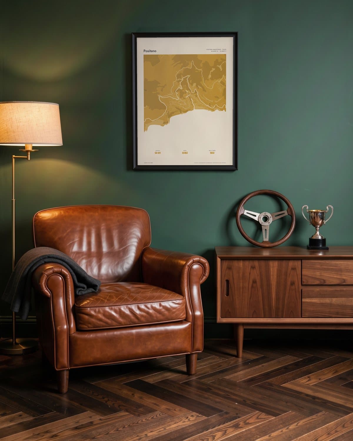 Positano Atlas Mustard kaartposter in een zwarte lijst (45 × 60 cm) in een groene leeskamer