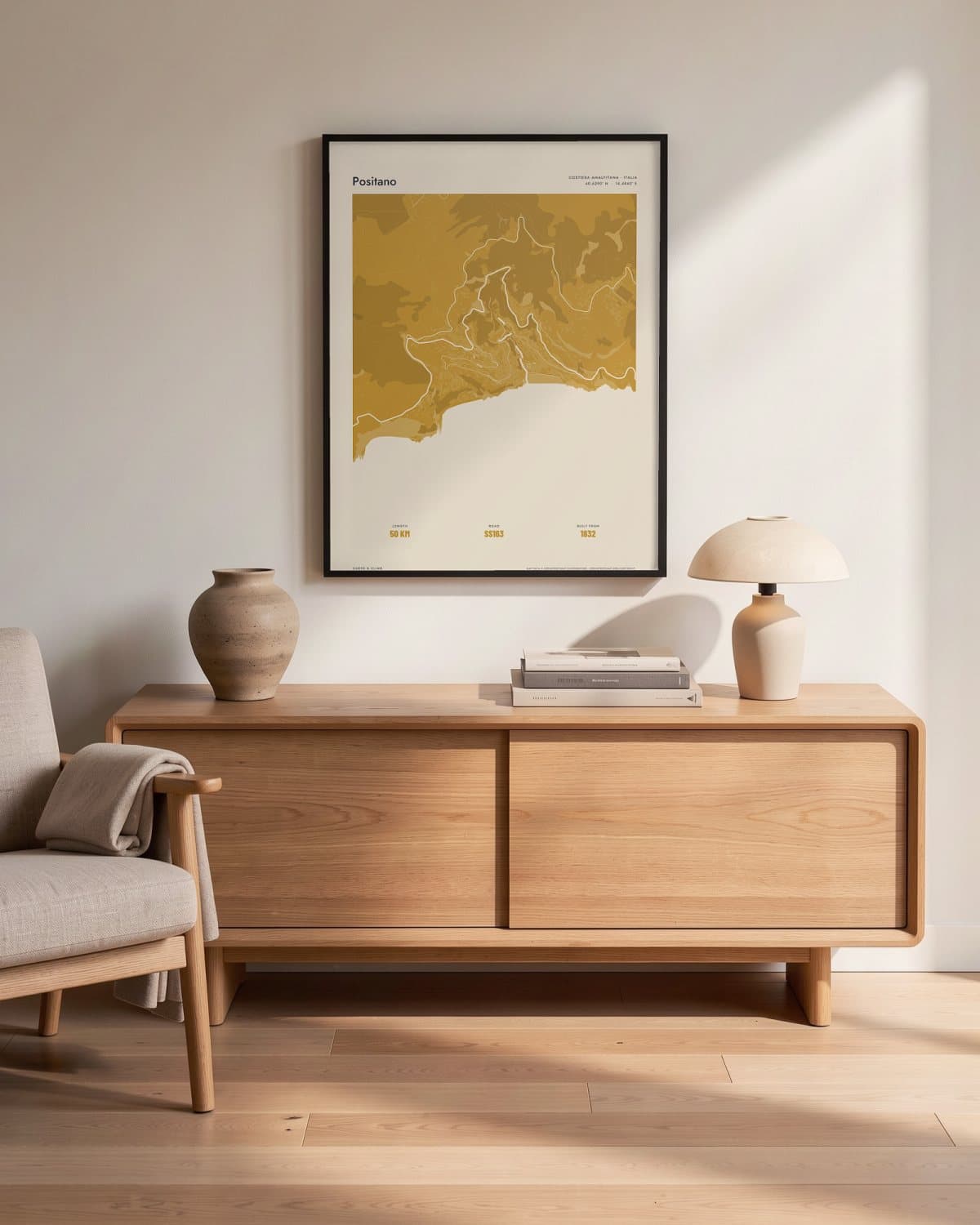 Positano Atlas Mustard kaartposter in een zwarte lijst (45 × 60 cm) in een woonkamer