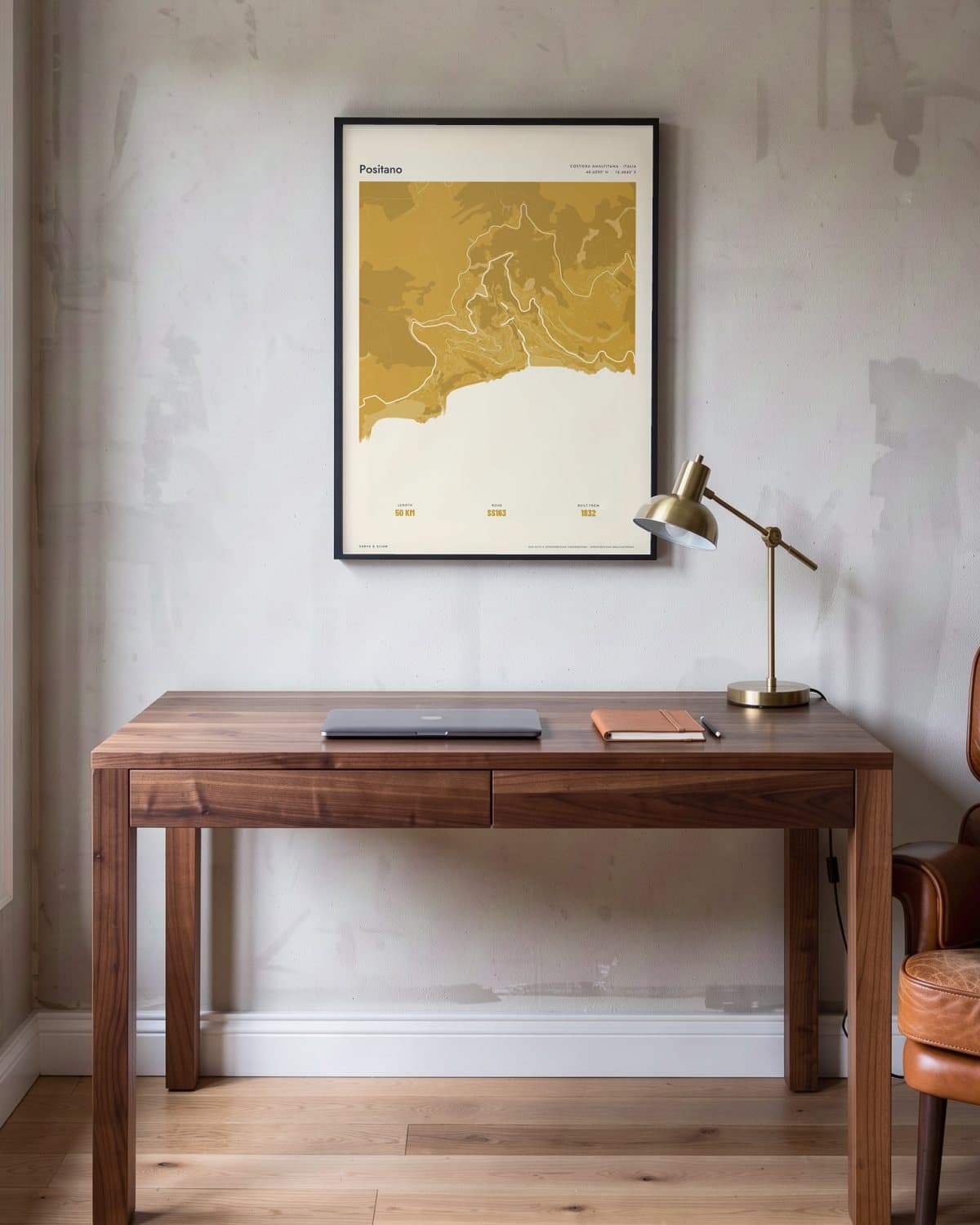 Positano Atlas Mustard kaartposter in een zwarte lijst (45 × 60 cm) in een werkkamer