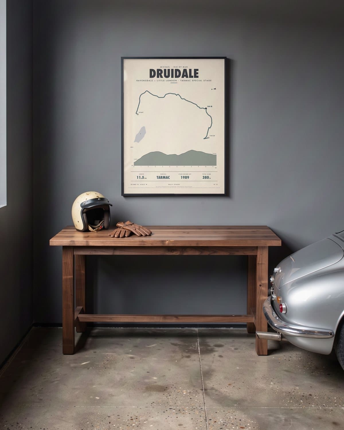 Druidale rallyproefposter in een zwarte lijst (45 × 60 cm) in een garage