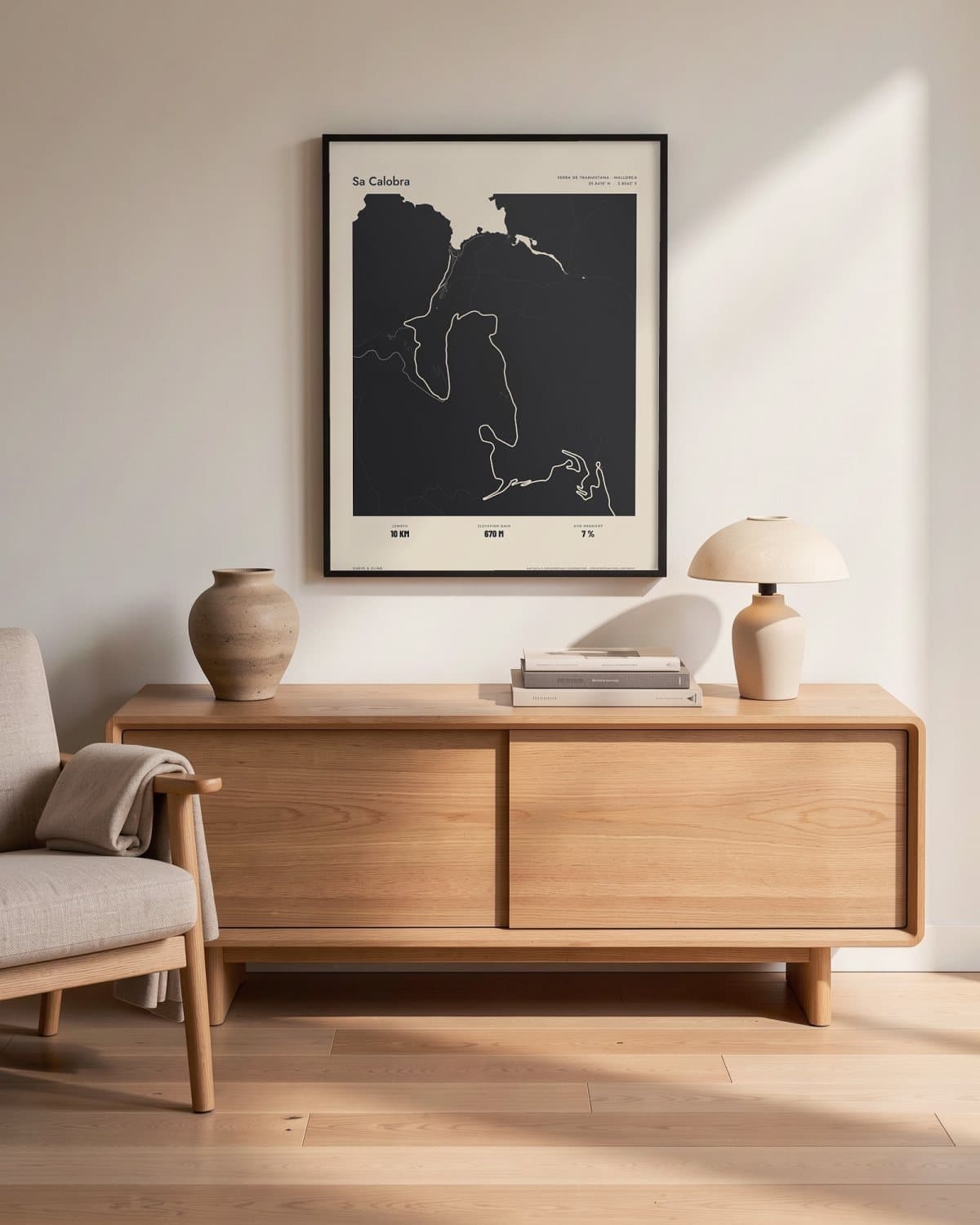 Sa Calobra Atlas Black kaartposter in een zwarte lijst (45 × 60 cm) in een woonkamer