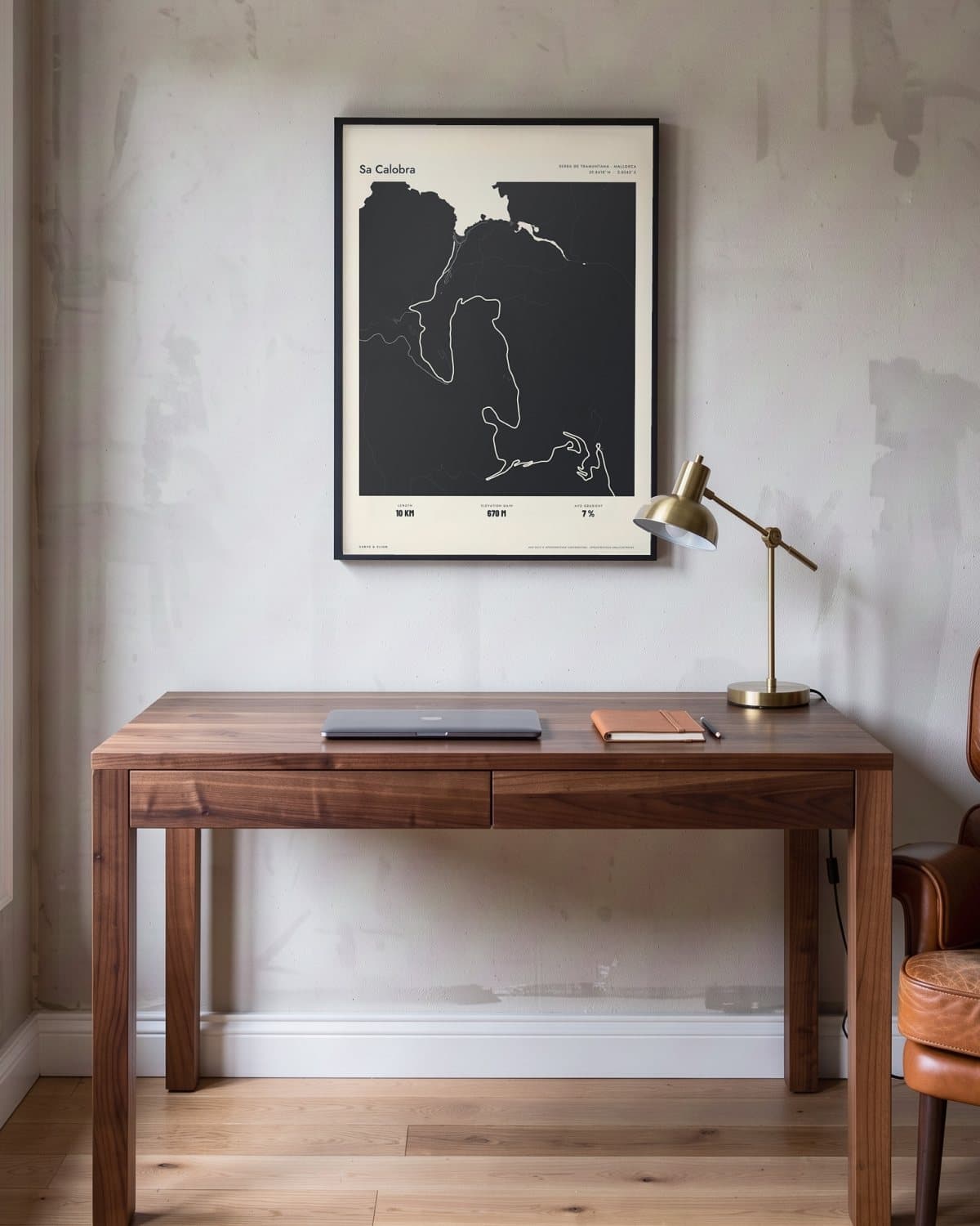 Sa Calobra Atlas Black kaartposter in een zwarte lijst (45 × 60 cm) in een werkkamer