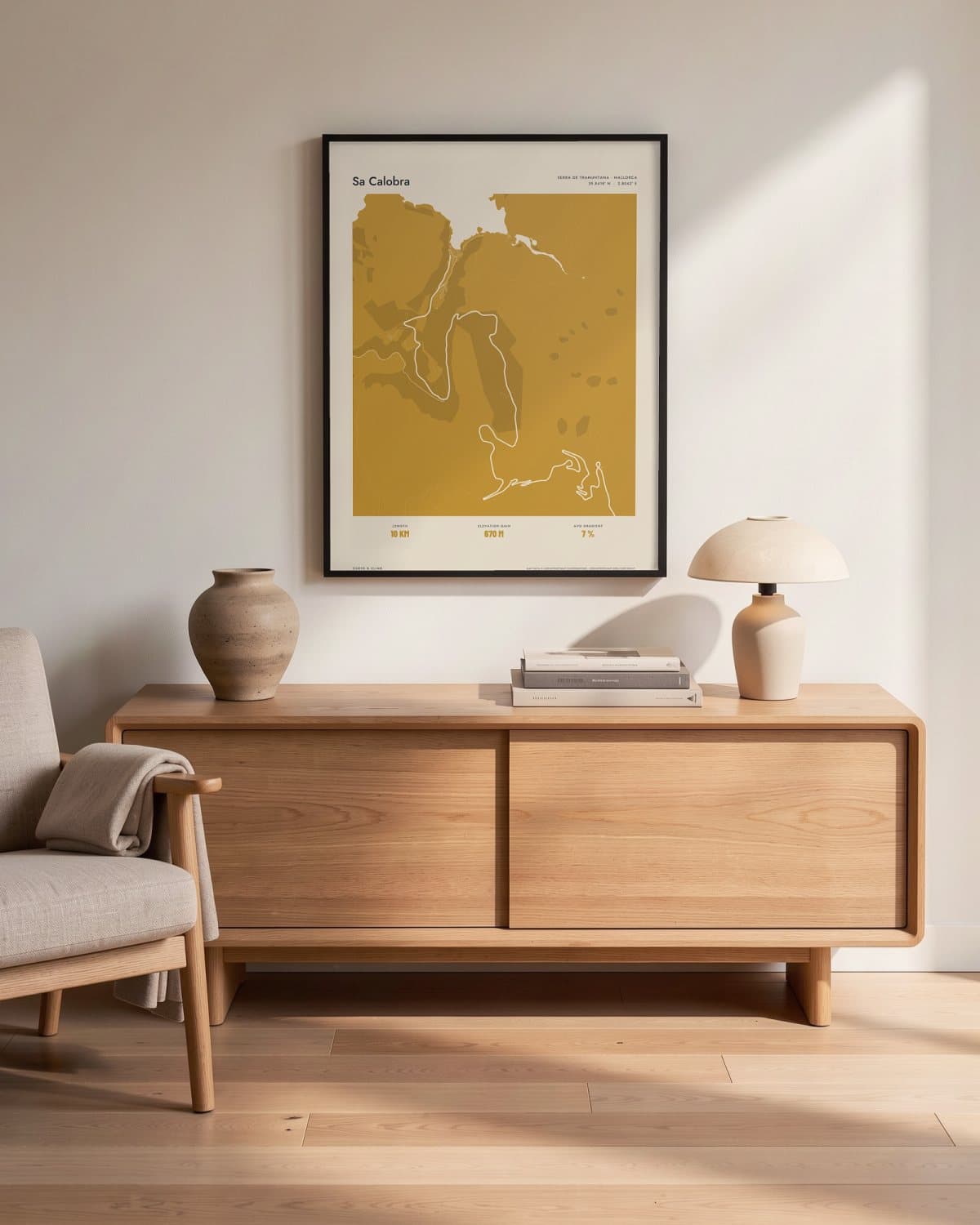 Sa Calobra Atlas Mustard kaartposter in een zwarte lijst (45 × 60 cm) in een woonkamer