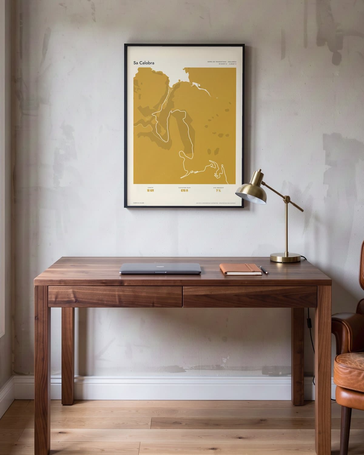 Sa Calobra Atlas Mustard kaartposter in een zwarte lijst (45 × 60 cm) in een werkkamer