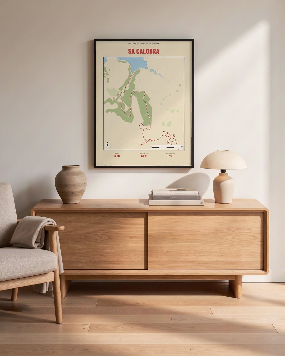 Sa Calobra Carte Routière kaartposter in een zwarte lijst (45 × 60 cm) in een woonkamer