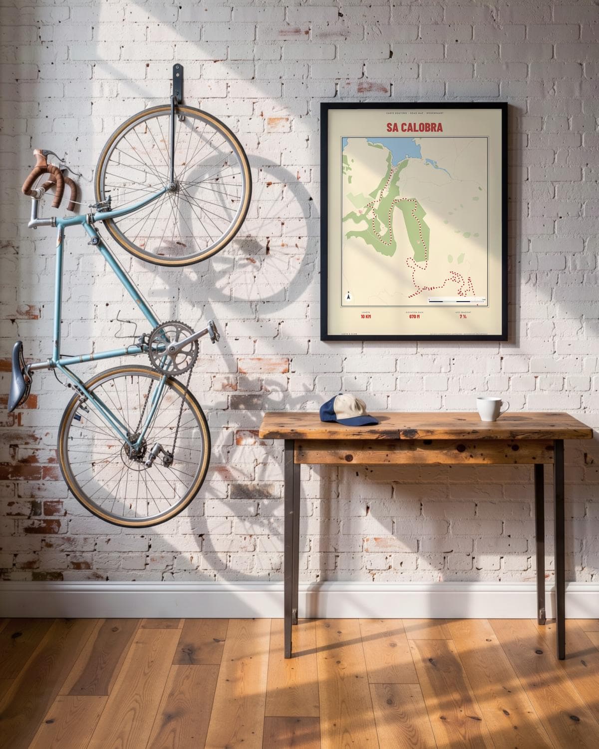 Sa Calobra Carte Routière kaartposter in een zwarte lijst (45 × 60 cm) in een loft met een klassieke racefiets