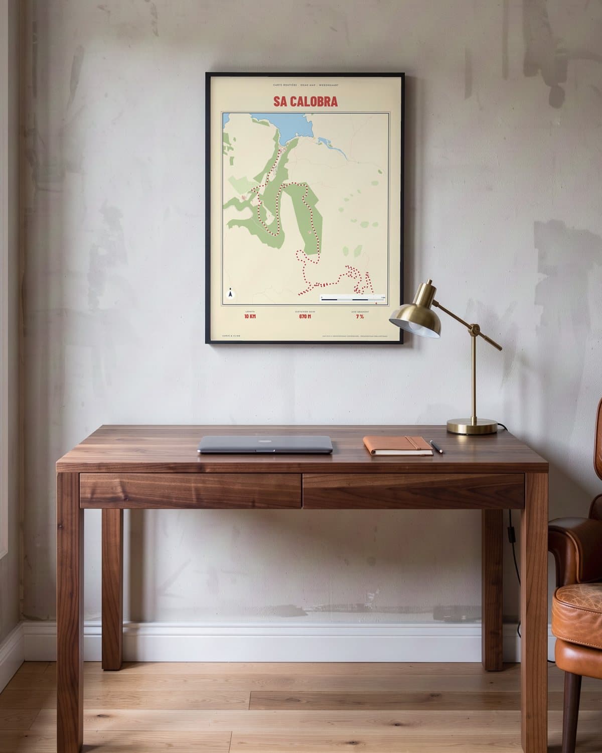 Sa Calobra Carte Routière kaartposter in een zwarte lijst (45 × 60 cm) in een werkkamer