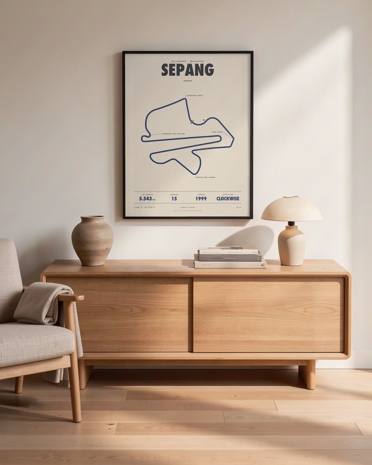 Sepang circuitposter in een zwarte lijst (45 × 60 cm) in een woonkamer
