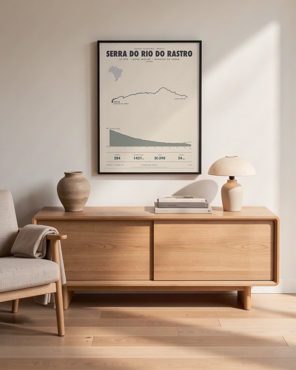 Serra Do Rio Do Rastro wegposter in een zwarte lijst (45 × 60 cm) in een woonkamer