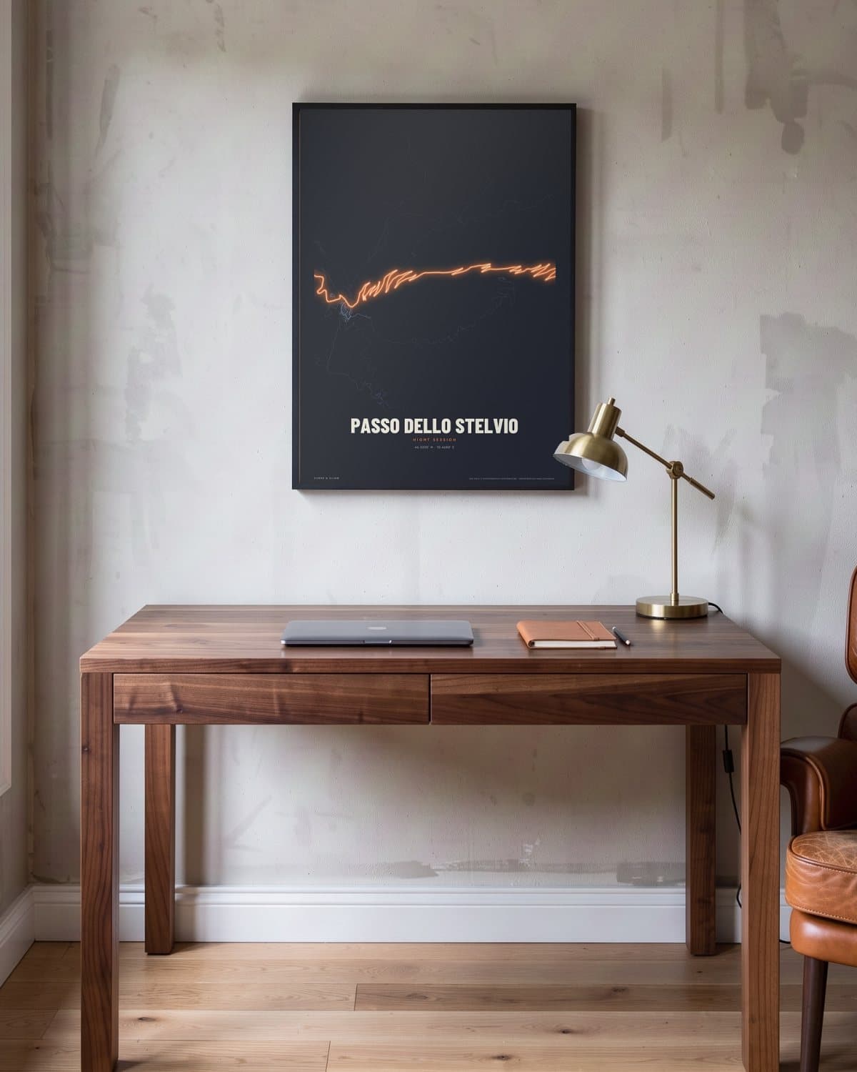Passo dello Stelvio Night Session kaartposter in een zwarte lijst (45 × 60 cm) in een werkkamer