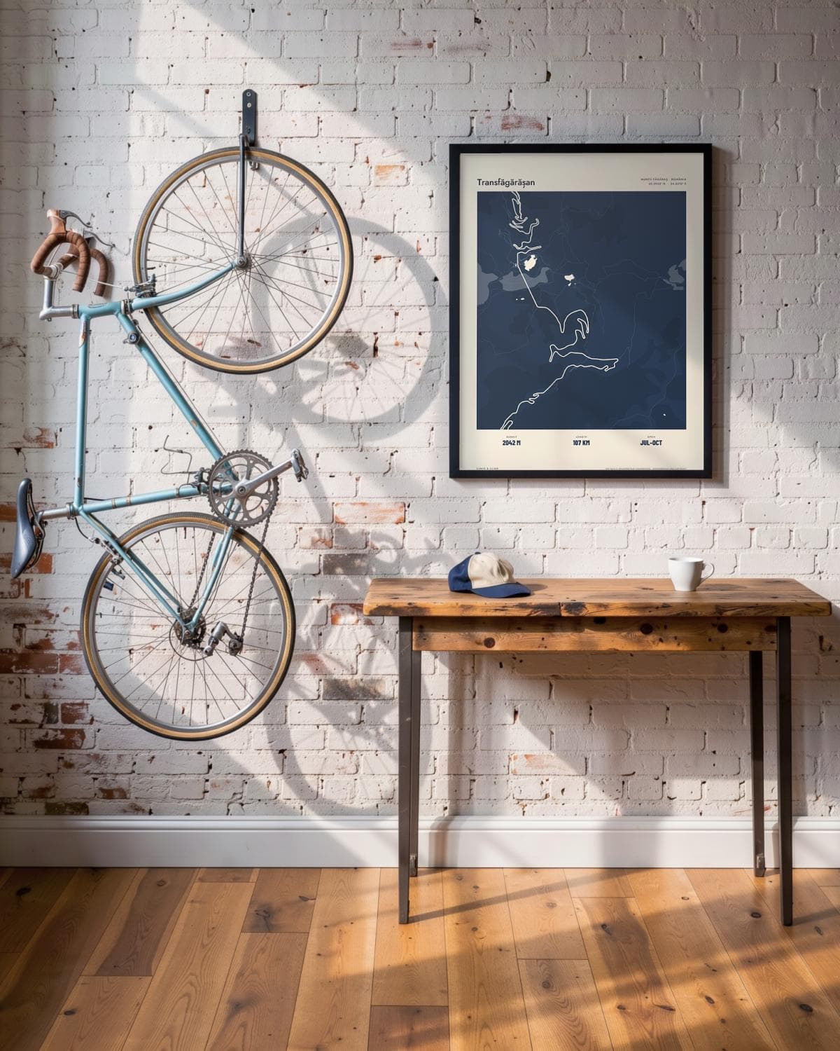 Transfăgărășan Atlas Navy kaartposter in een zwarte lijst (45 × 60 cm) in een loft met een klassieke racefiets