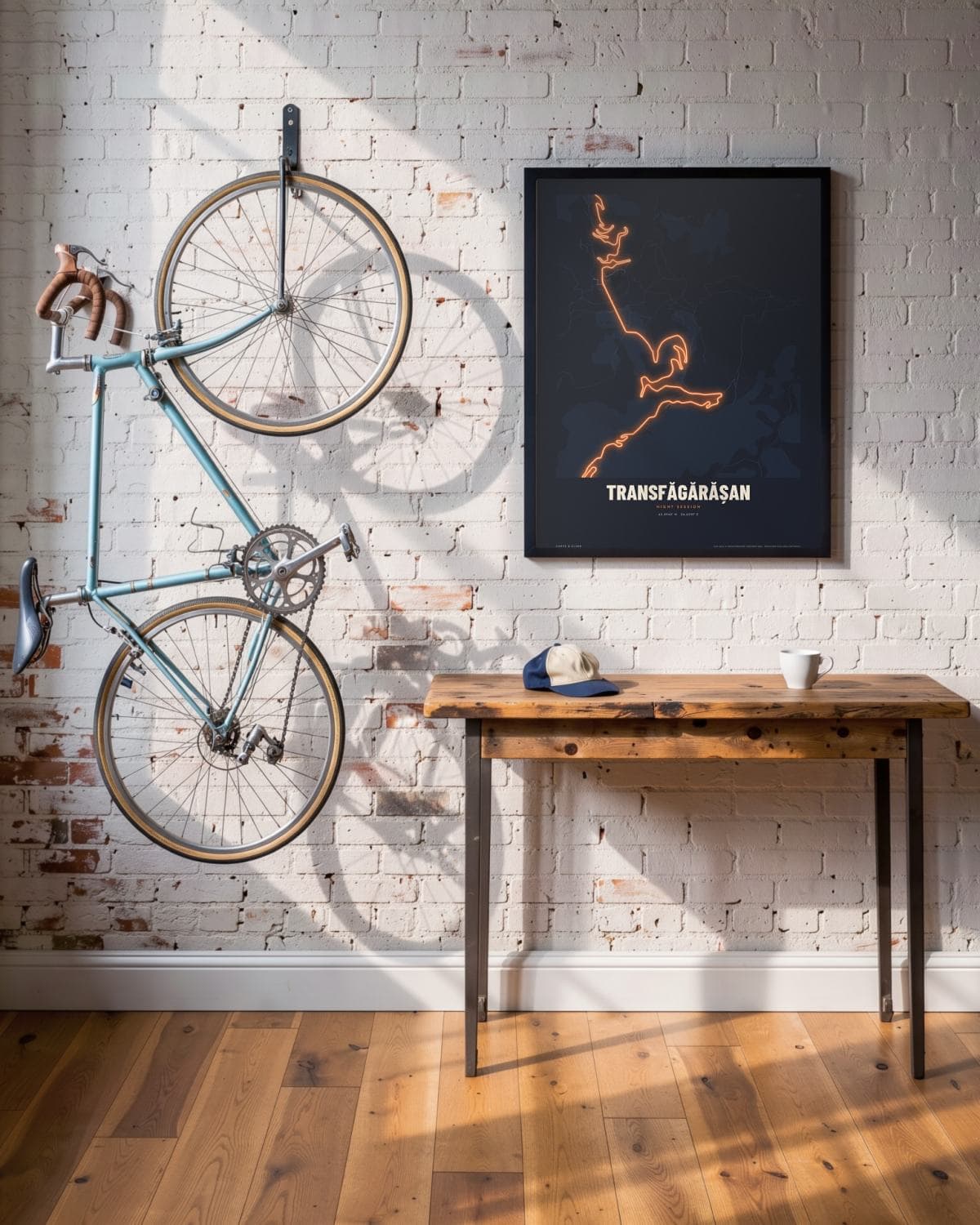 Transfăgărășan Night Session kaartposter in een zwarte lijst (45 × 60 cm) in een loft met een klassieke racefiets