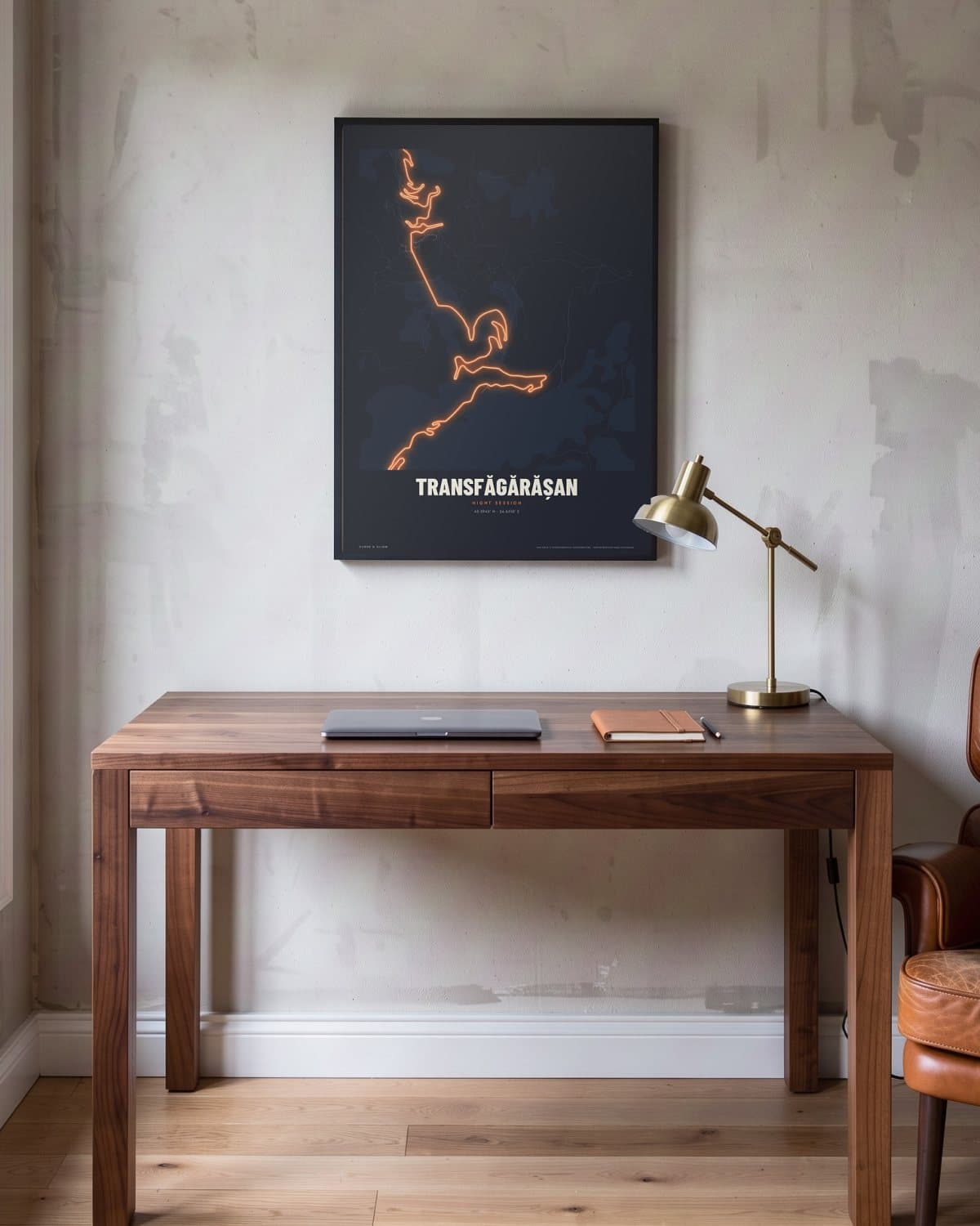 Transfăgărășan Night Session kaartposter in een zwarte lijst (45 × 60 cm) in een werkkamer