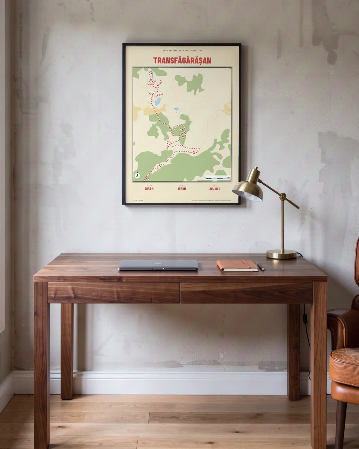Transfăgărășan Carte Routière kaartposter in een zwarte lijst (45 × 60 cm) in een werkkamer