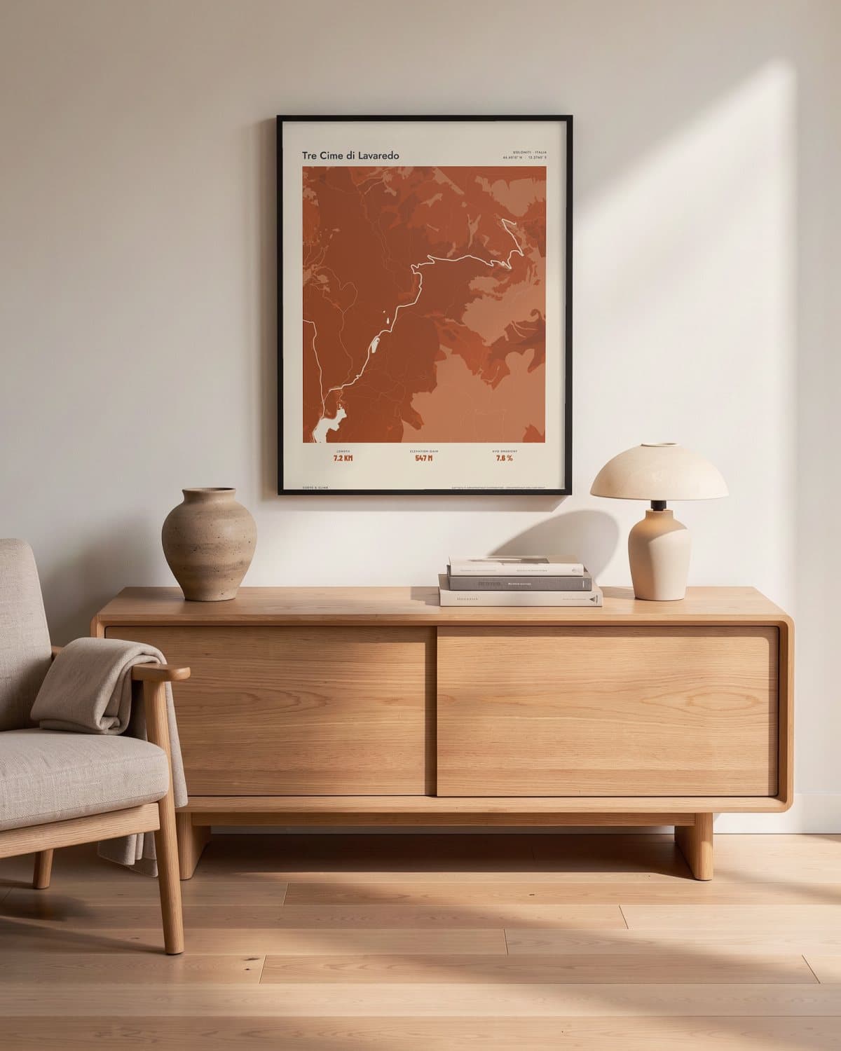 Tre Cime di Lavaredo Atlas Burnt Orange kaartposter in een zwarte lijst (45 × 60 cm) in een woonkamer
