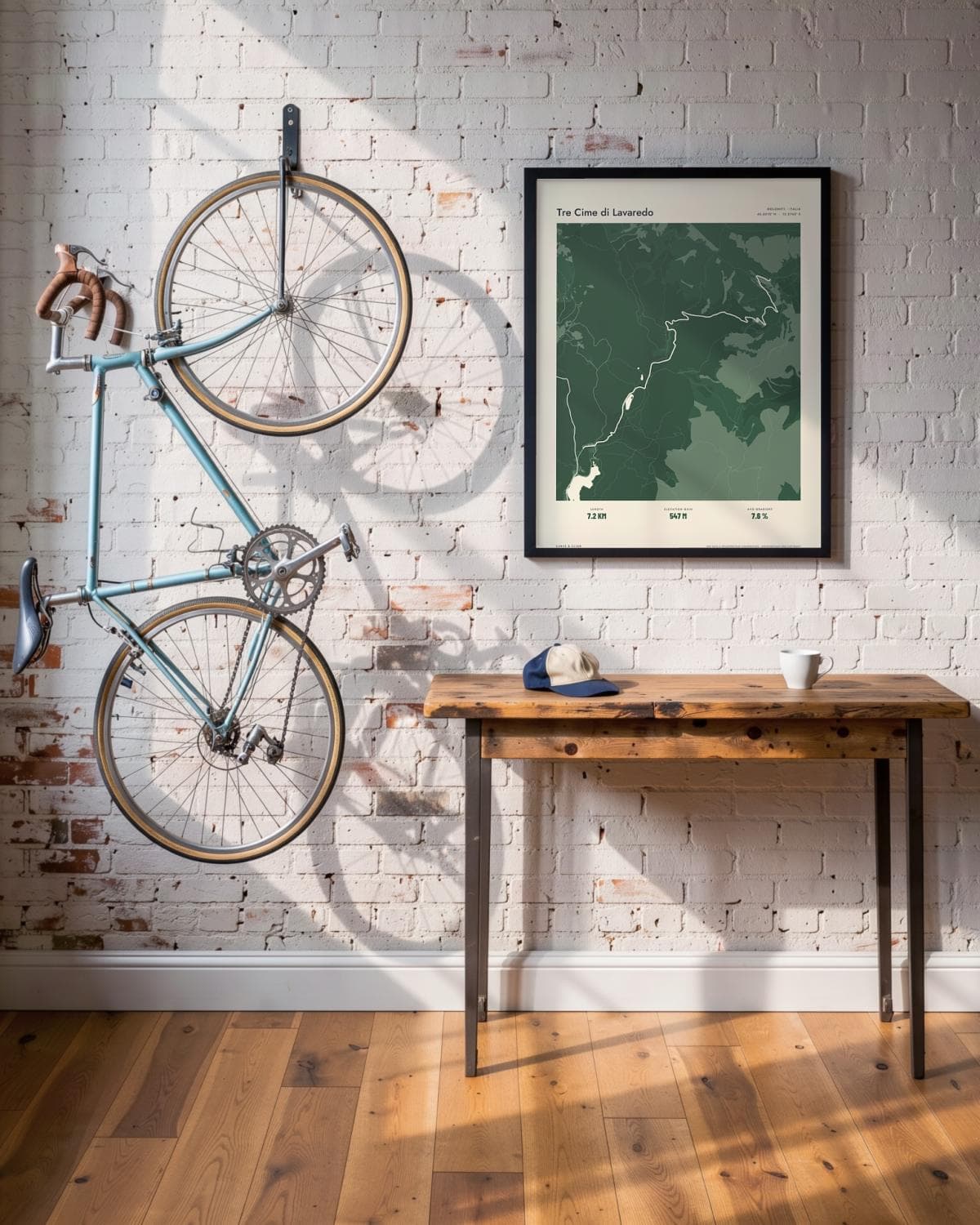 Tre Cime di Lavaredo Atlas Forest kaartposter in een zwarte lijst (45 × 60 cm) in een loft met een klassieke racefiets