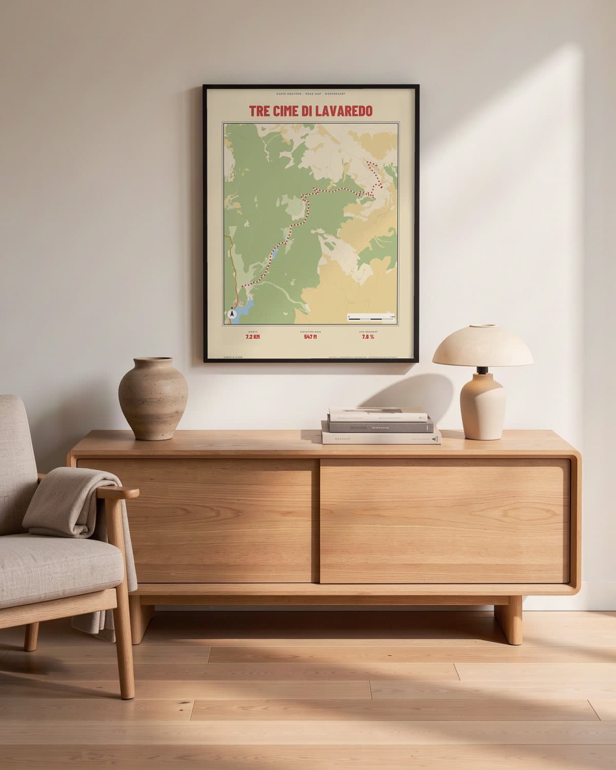 Tre Cime di Lavaredo Carte Routière kaartposter in een zwarte lijst (45 × 60 cm) in een woonkamer