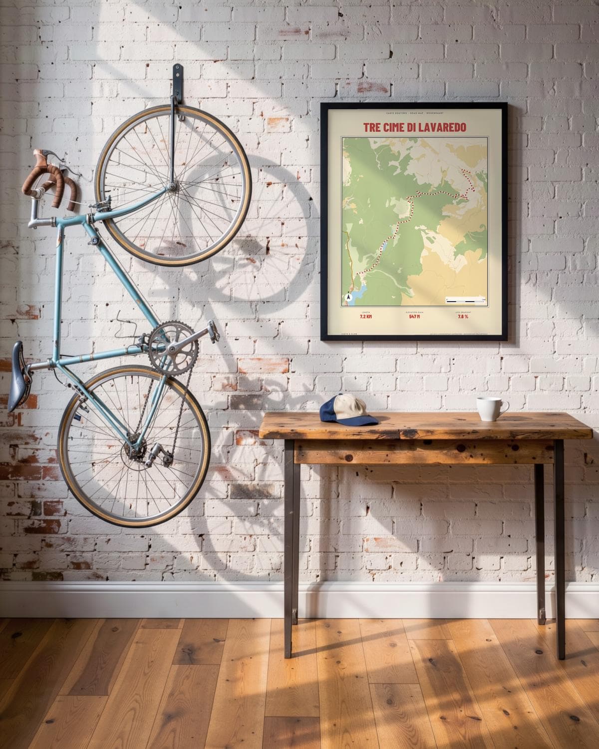Tre Cime di Lavaredo Carte Routière kaartposter in een zwarte lijst (45 × 60 cm) in een loft met een klassieke racefiets
