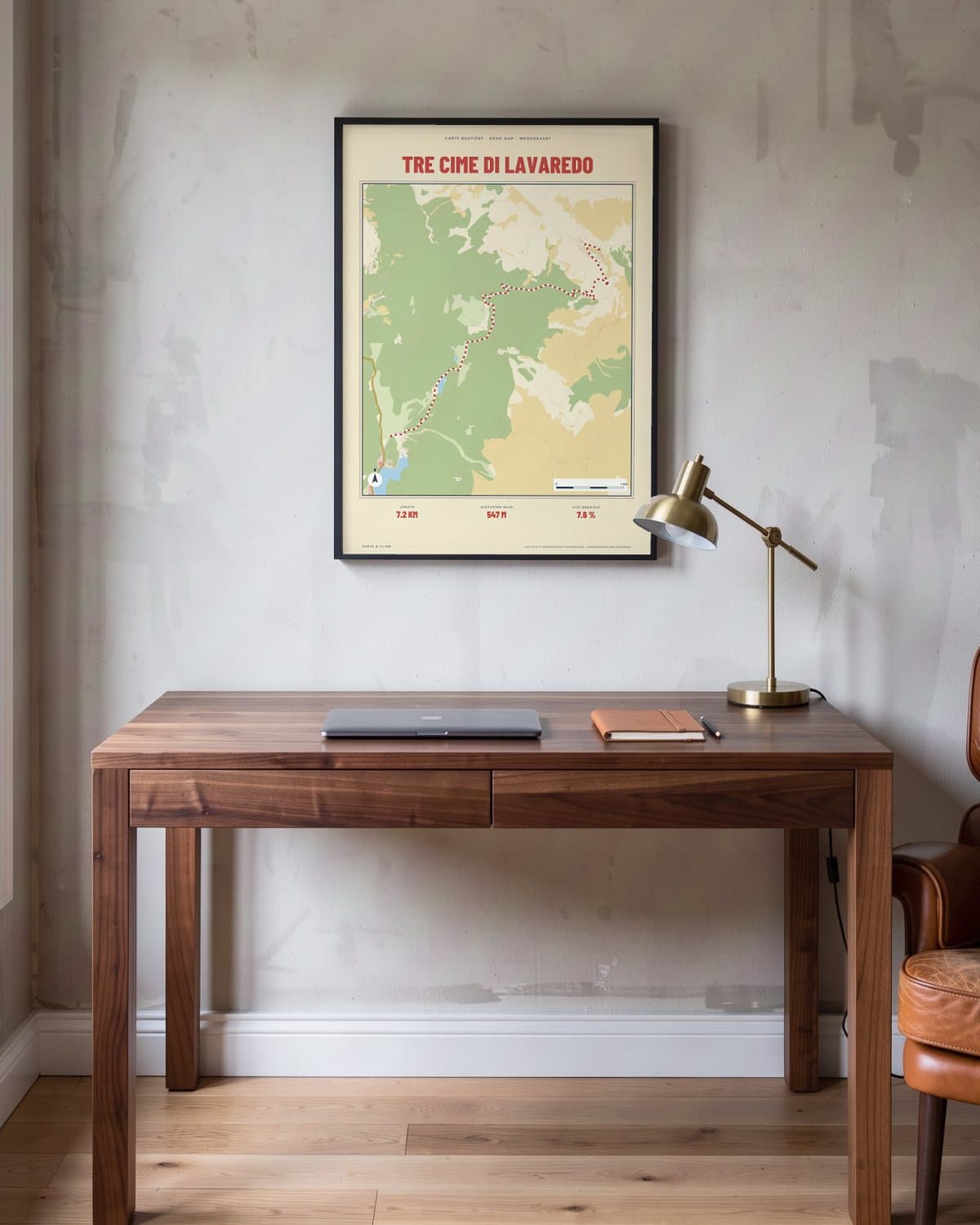 Tre Cime di Lavaredo Carte Routière kaartposter in een zwarte lijst (45 × 60 cm) in een werkkamer