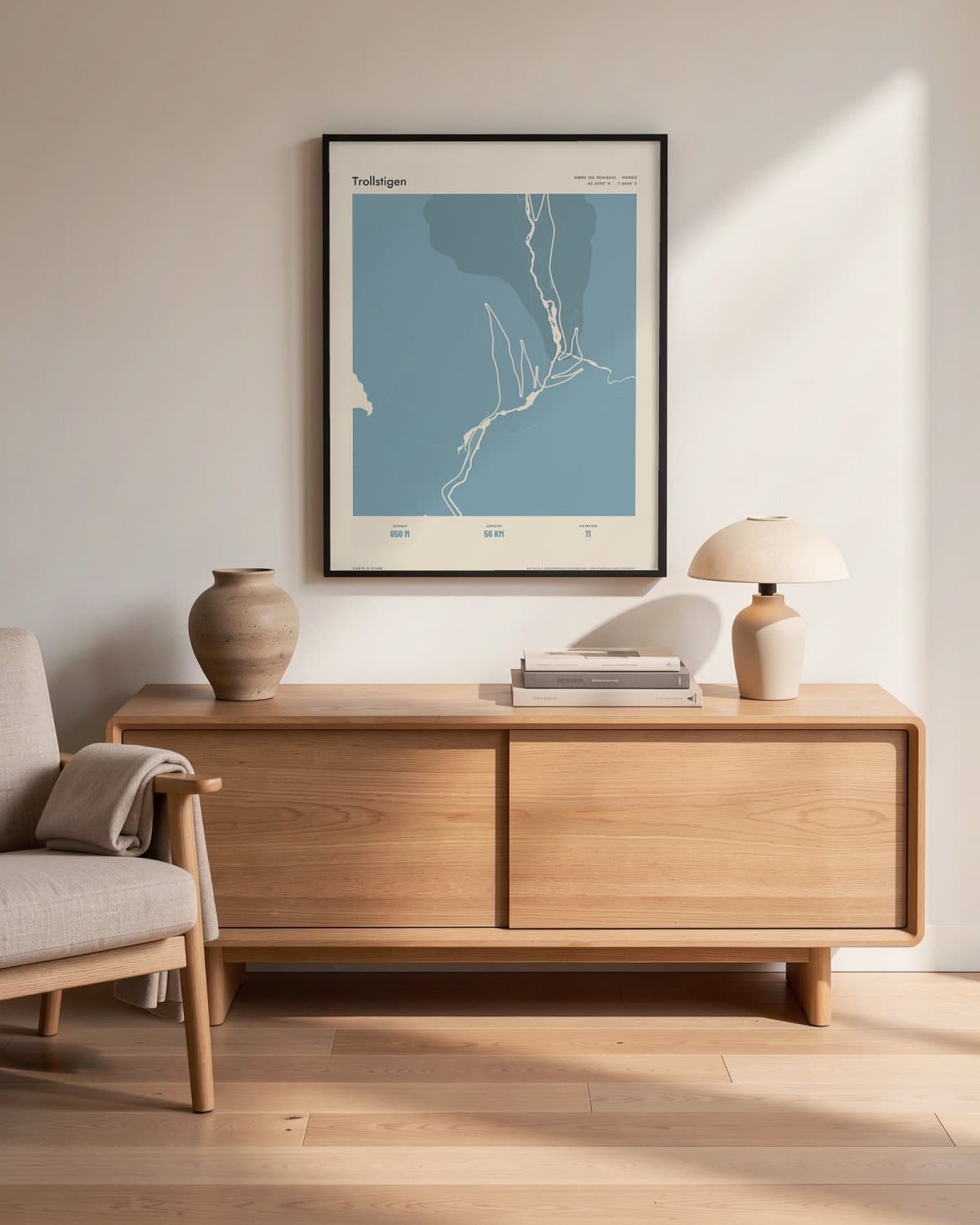 Trollstigen Atlas Dusky Blue kaartposter in een zwarte lijst (45 × 60 cm) in een woonkamer