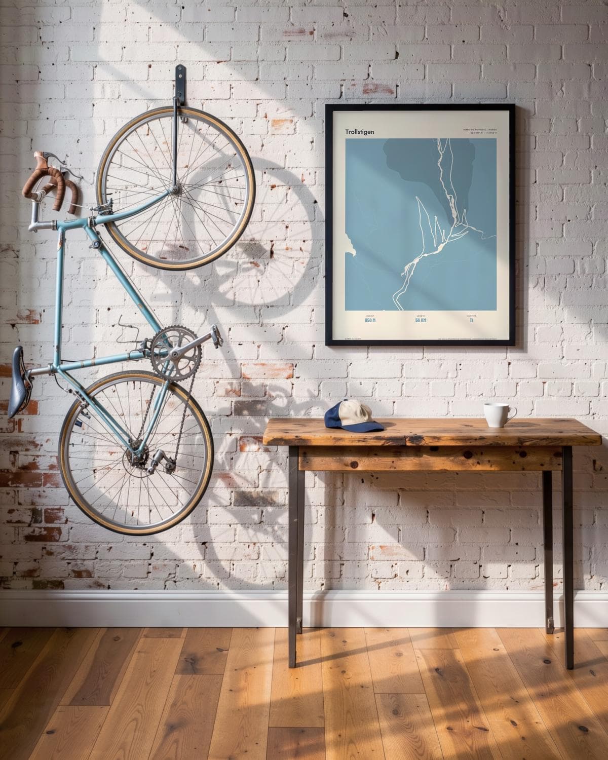 Trollstigen Atlas Dusky Blue kaartposter in een zwarte lijst (45 × 60 cm) in een loft met een klassieke racefiets