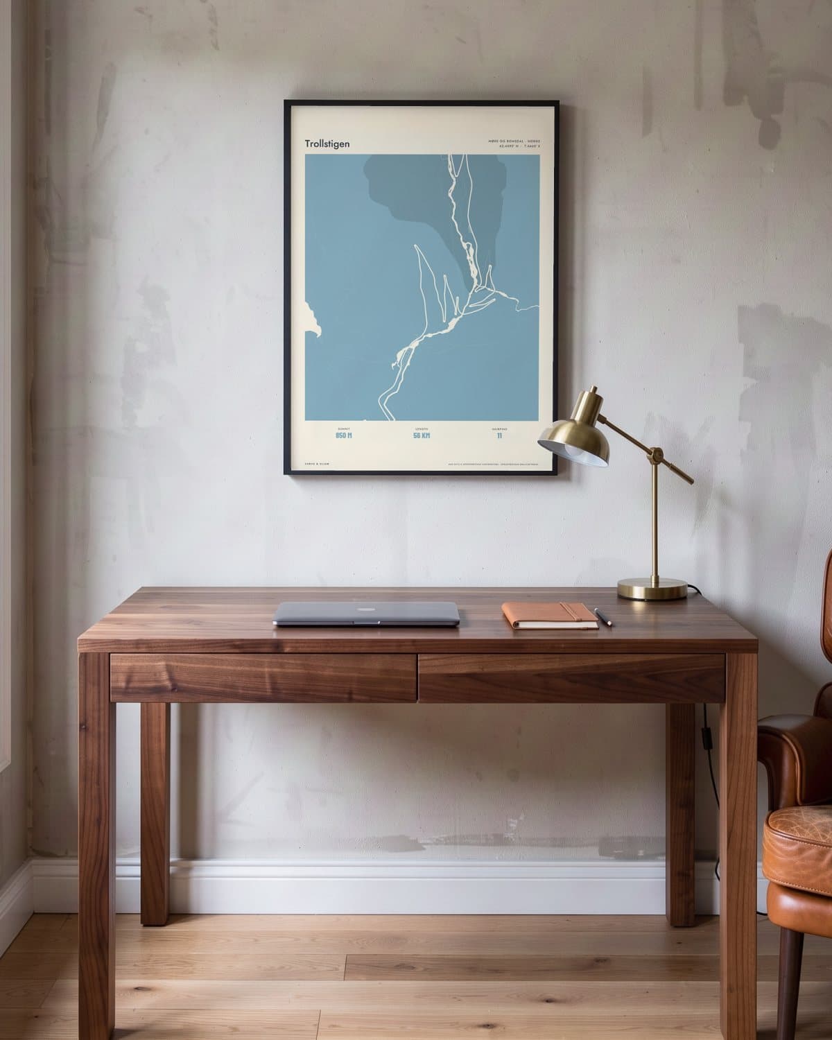 Trollstigen Atlas Dusky Blue kaartposter in een zwarte lijst (45 × 60 cm) in een werkkamer
