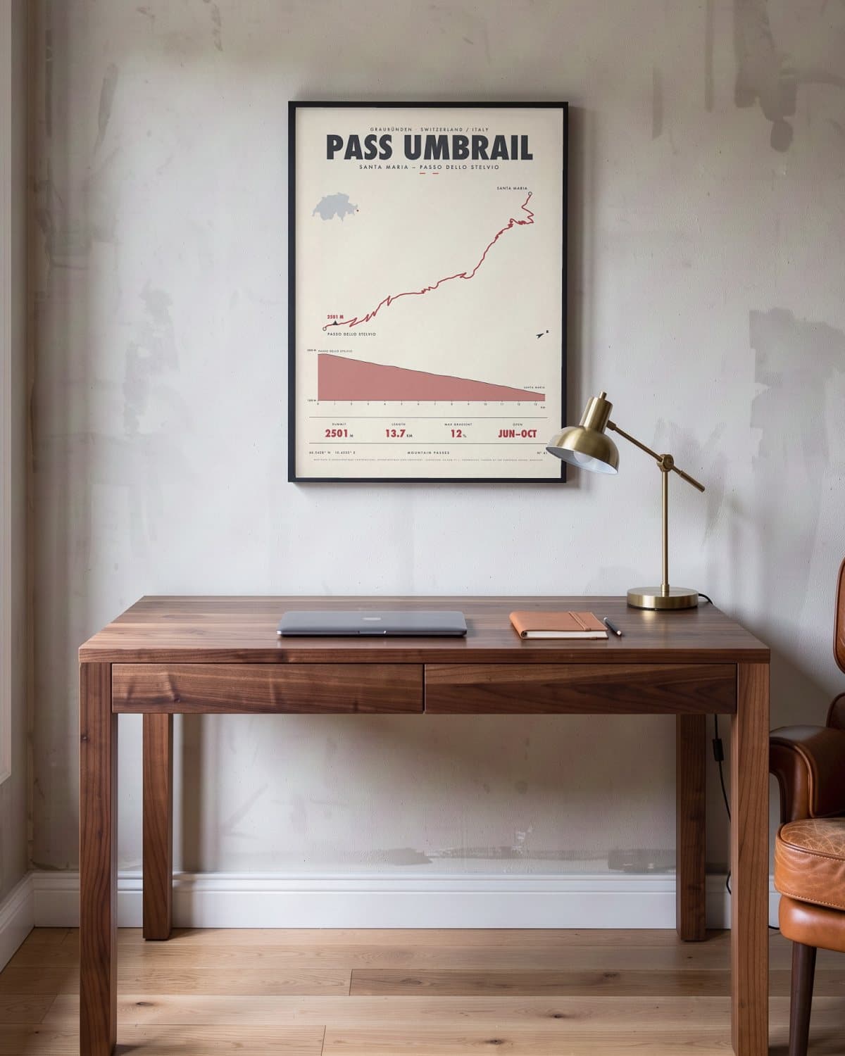 Pass Umbrail bergpasposter in een zwarte lijst (45 × 60 cm) in een werkkamer
