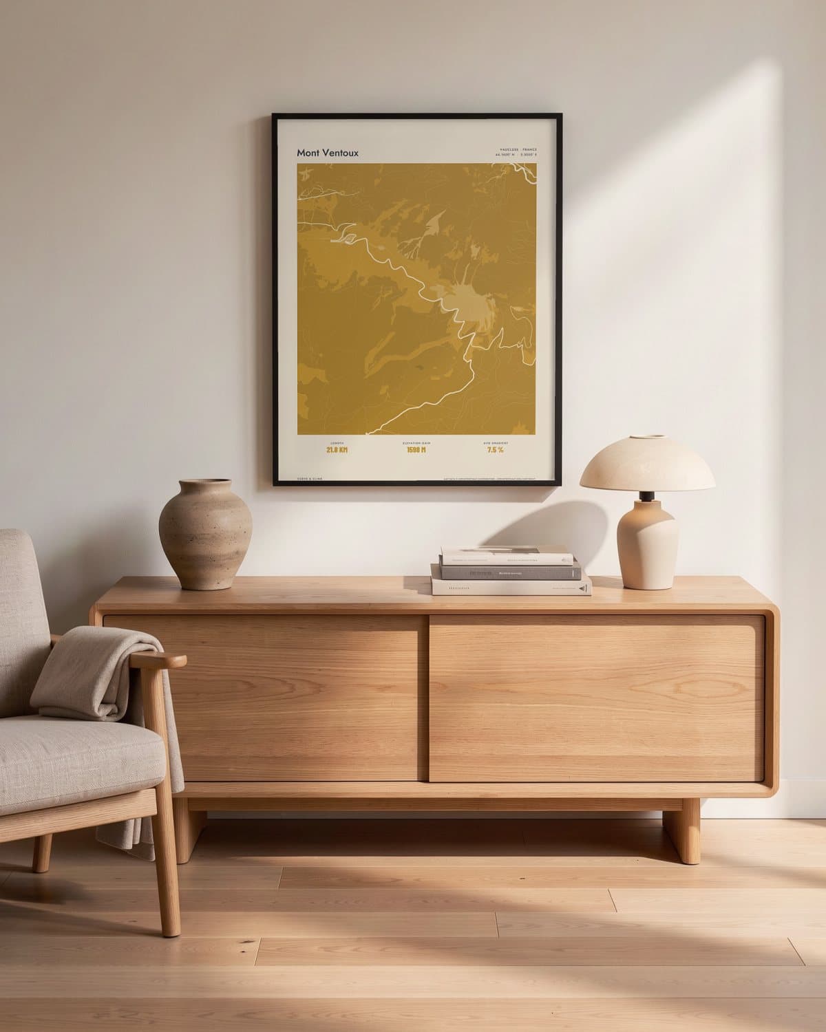 Mont Ventoux Atlas Mustard kaartposter in een zwarte lijst (45 × 60 cm) in een woonkamer