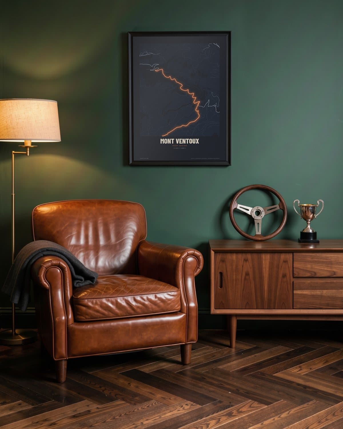 Mont Ventoux Night Session kaartposter in een zwarte lijst (45 × 60 cm) in een groene leeskamer
