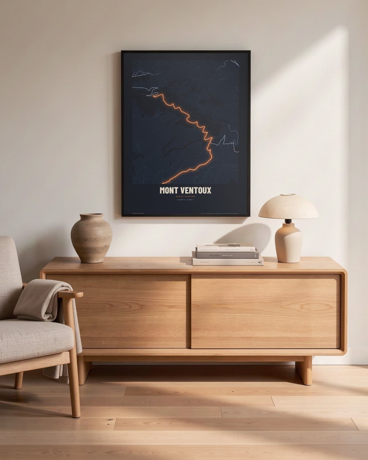 Mont Ventoux Night Session kaartposter in een zwarte lijst (45 × 60 cm) in een woonkamer