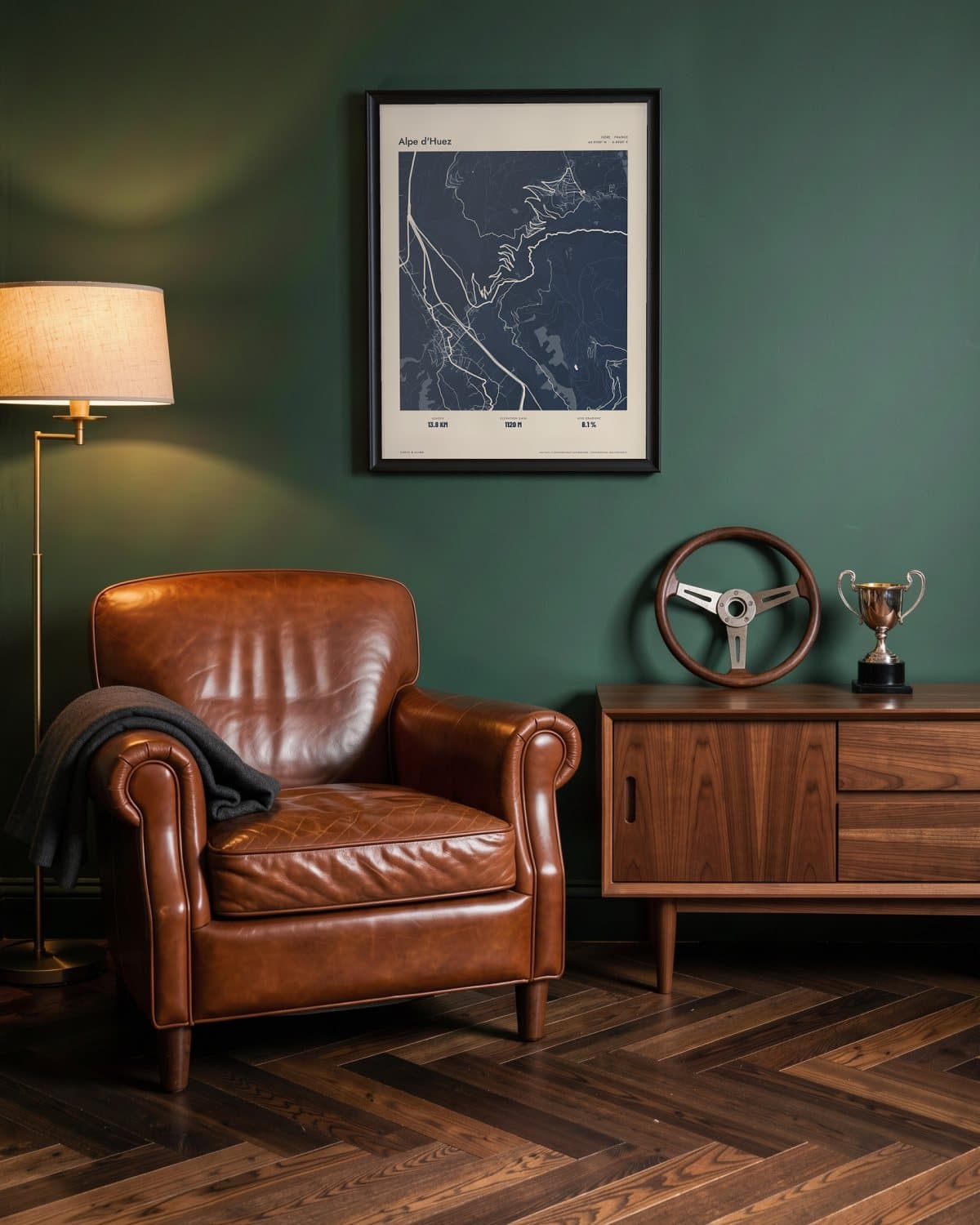 Alpe d'Huez Atlas Navy kaartposter in een zwarte lijst (45 × 60 cm) in een groene leeskamer