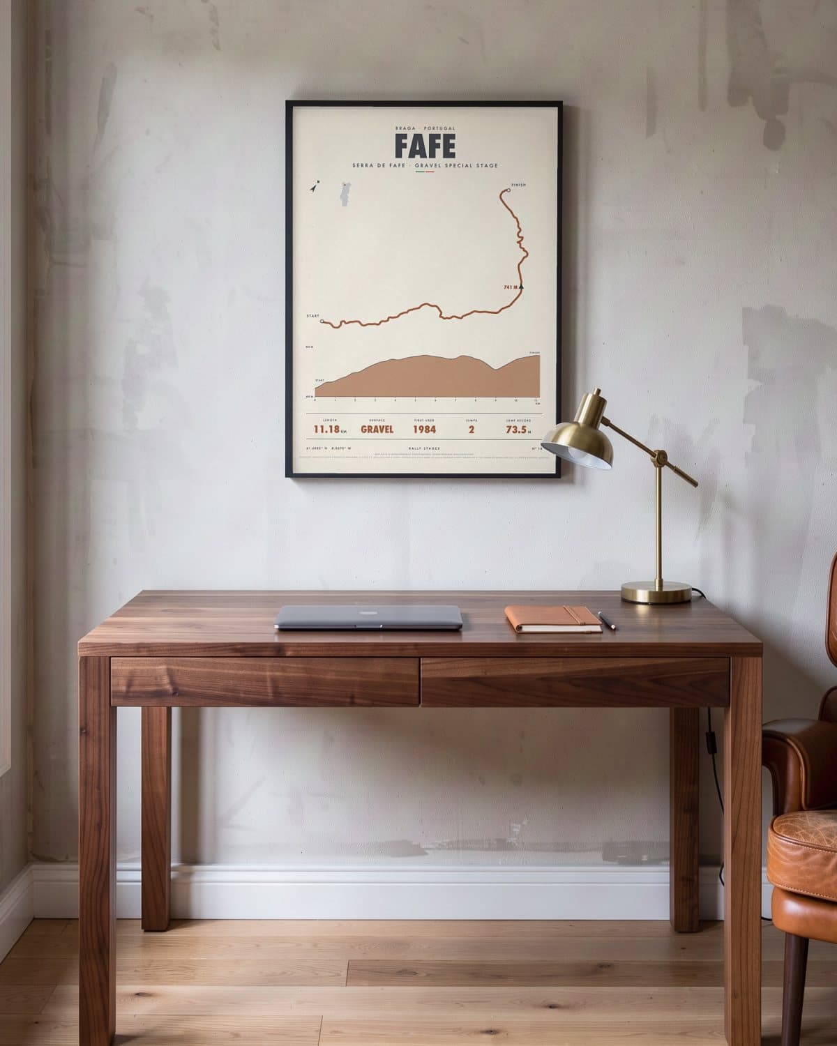 Fafe rallyproefposter in een zwarte lijst (45 × 60 cm) in een werkkamer