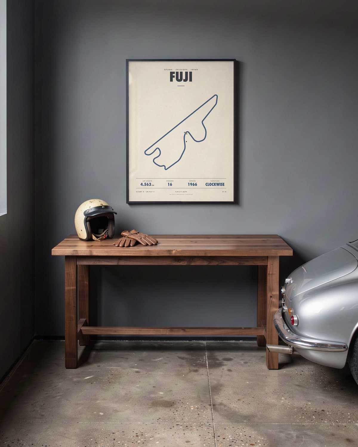 Fuji circuitposter in een zwarte lijst (45 × 60 cm) in een garage