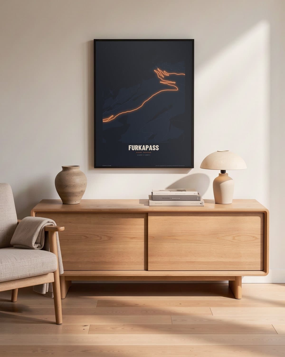 Furkapass Night Session kaartposter in een zwarte lijst (45 × 60 cm) in een woonkamer