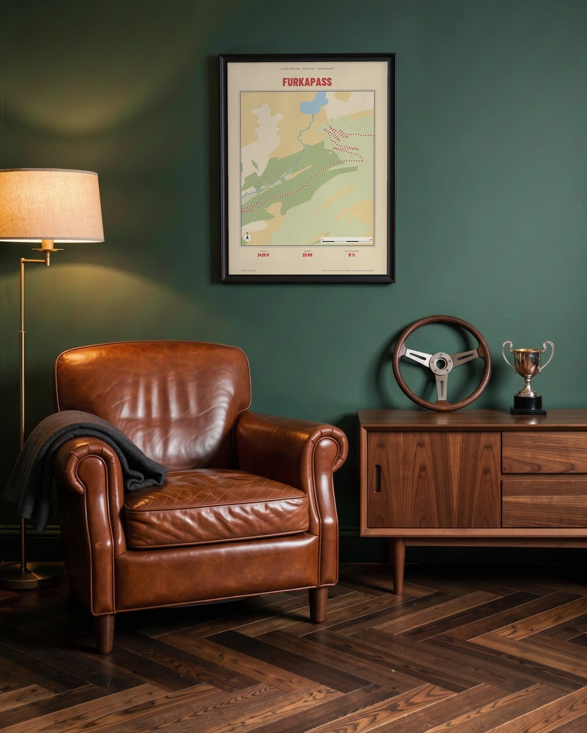Furkapass Carte Routière kaartposter in een zwarte lijst (45 × 60 cm) in een groene leeskamer