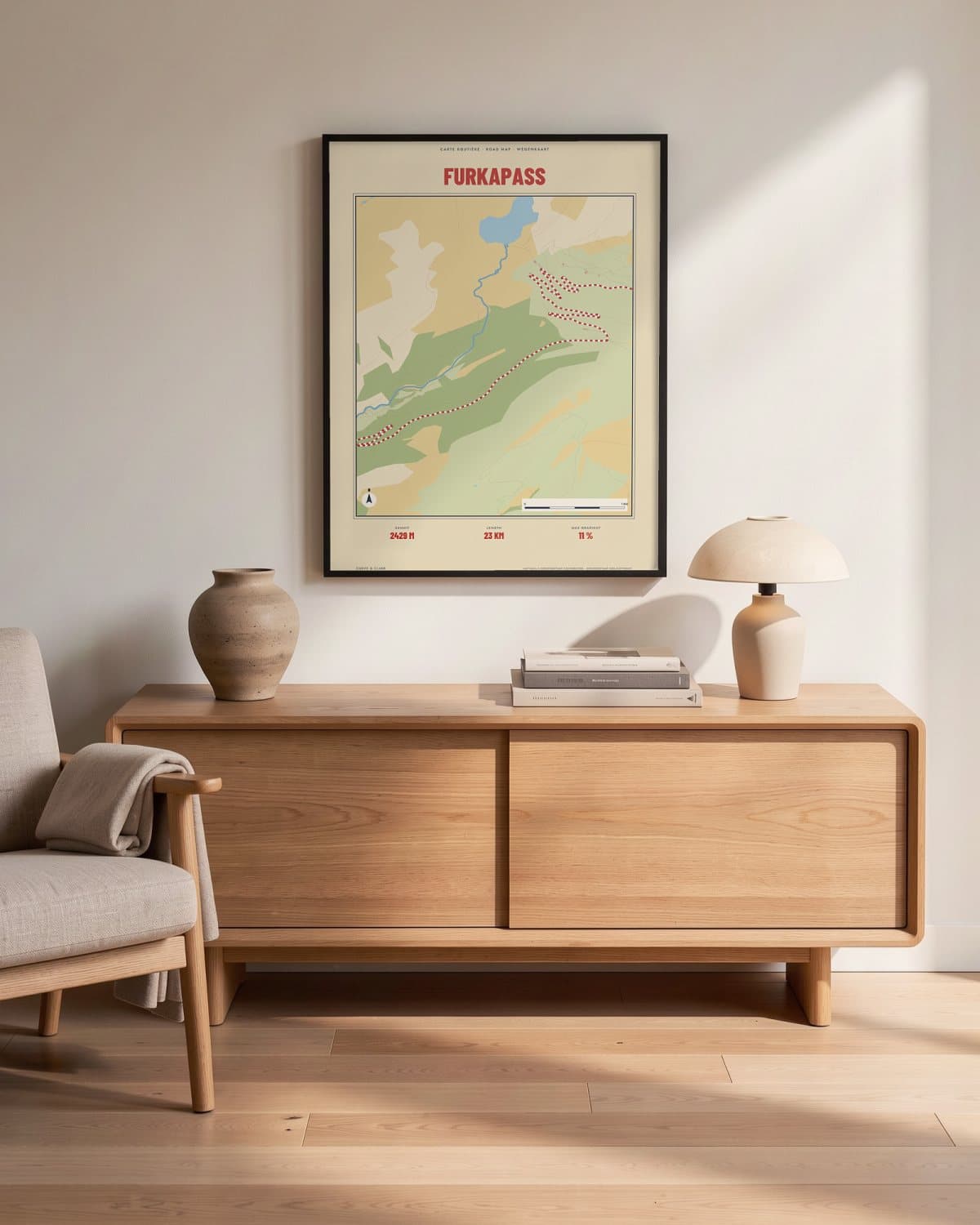 Furkapass Carte Routière kaartposter in een zwarte lijst (45 × 60 cm) in een woonkamer