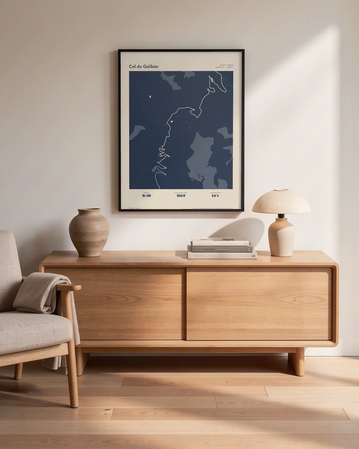 Col du Galibier Atlas Navy kaartposter in een zwarte lijst (45 × 60 cm) in een woonkamer