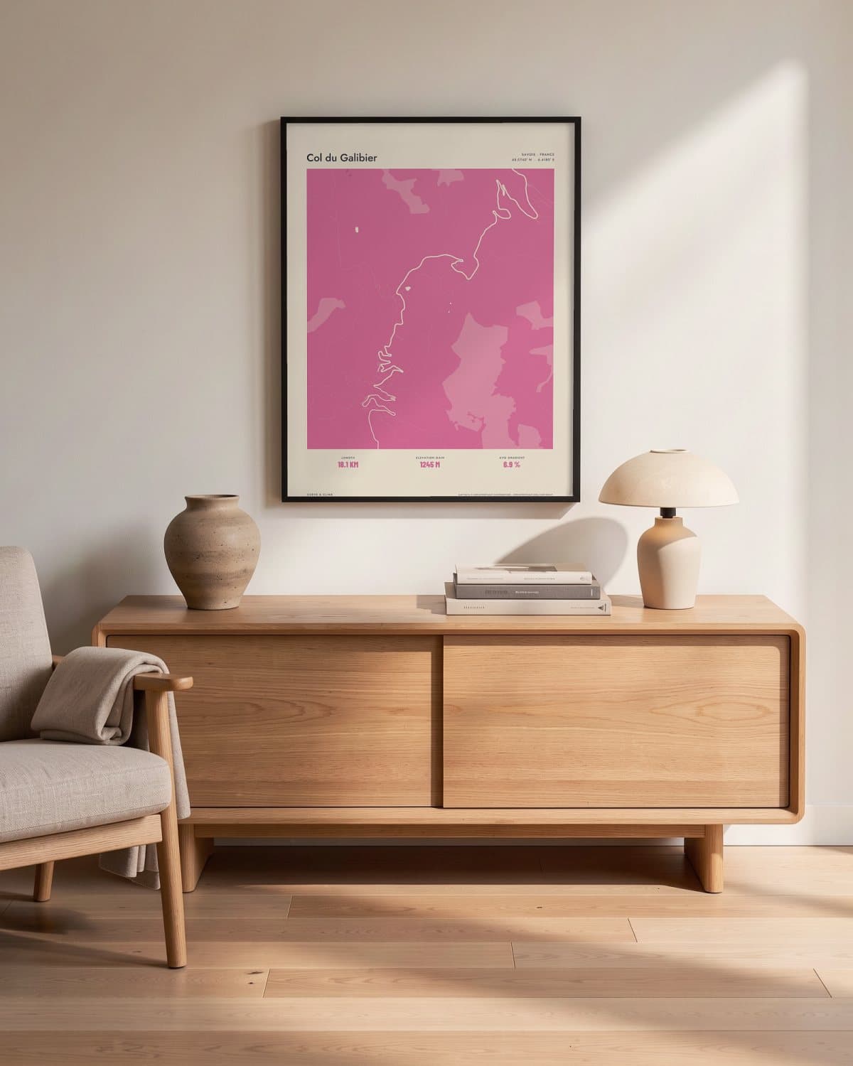Col du Galibier Atlas Pink kaartposter in een zwarte lijst (45 × 60 cm) in een woonkamer
