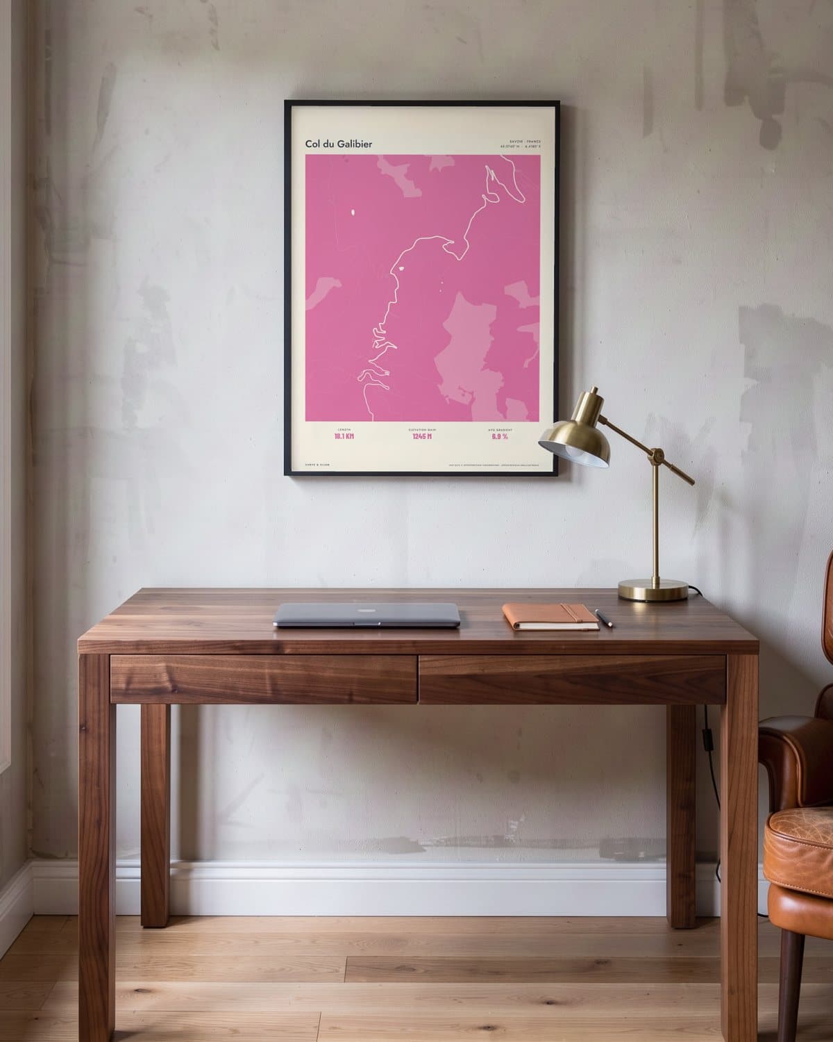 Col du Galibier Atlas Pink kaartposter in een zwarte lijst (45 × 60 cm) in een werkkamer