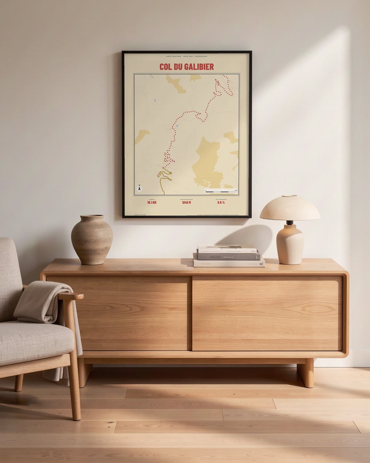 Col du Galibier Carte Routière kaartposter in een zwarte lijst (45 × 60 cm) in een woonkamer