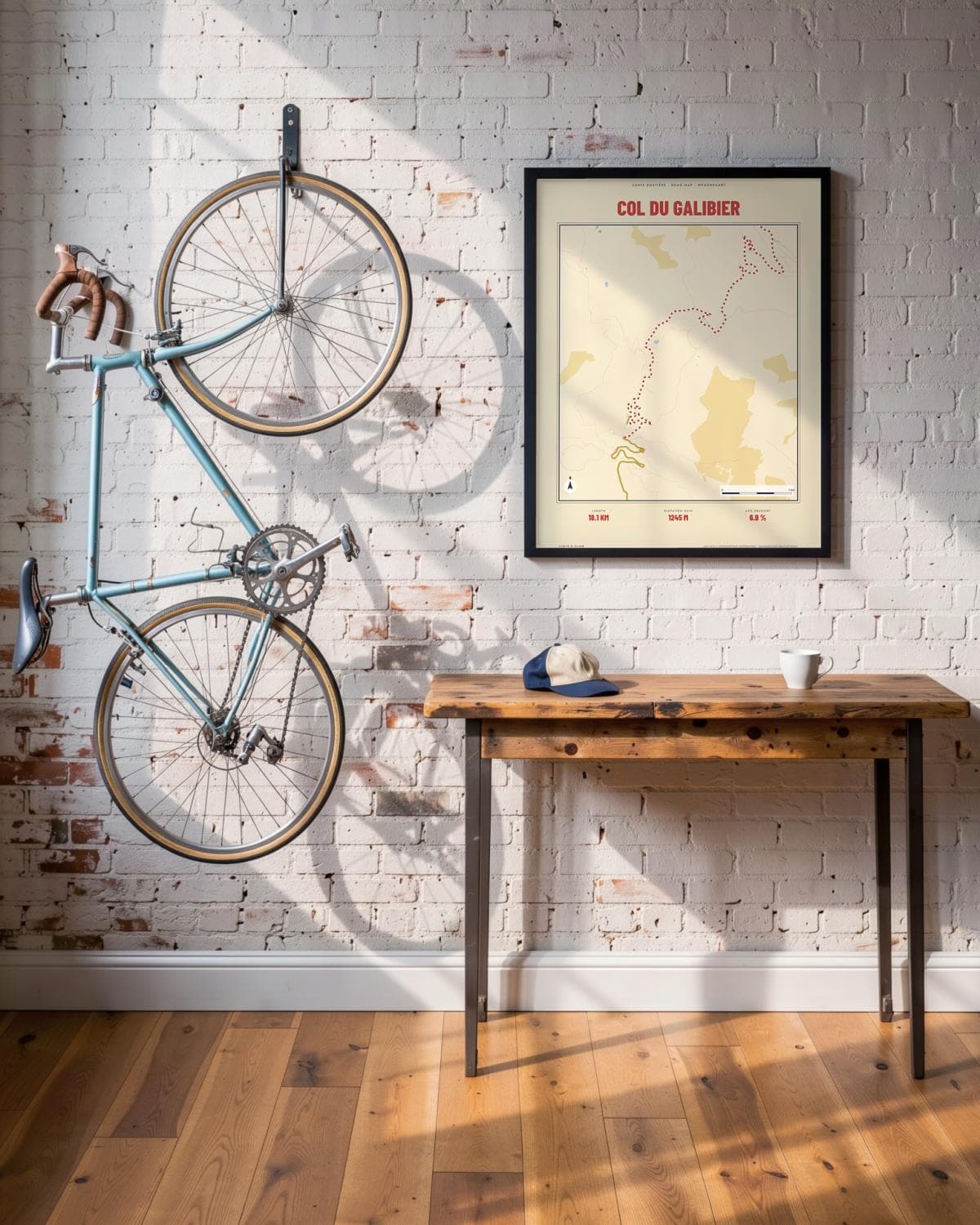 Col du Galibier Carte Routière kaartposter in een zwarte lijst (45 × 60 cm) in een loft met een klassieke racefiets