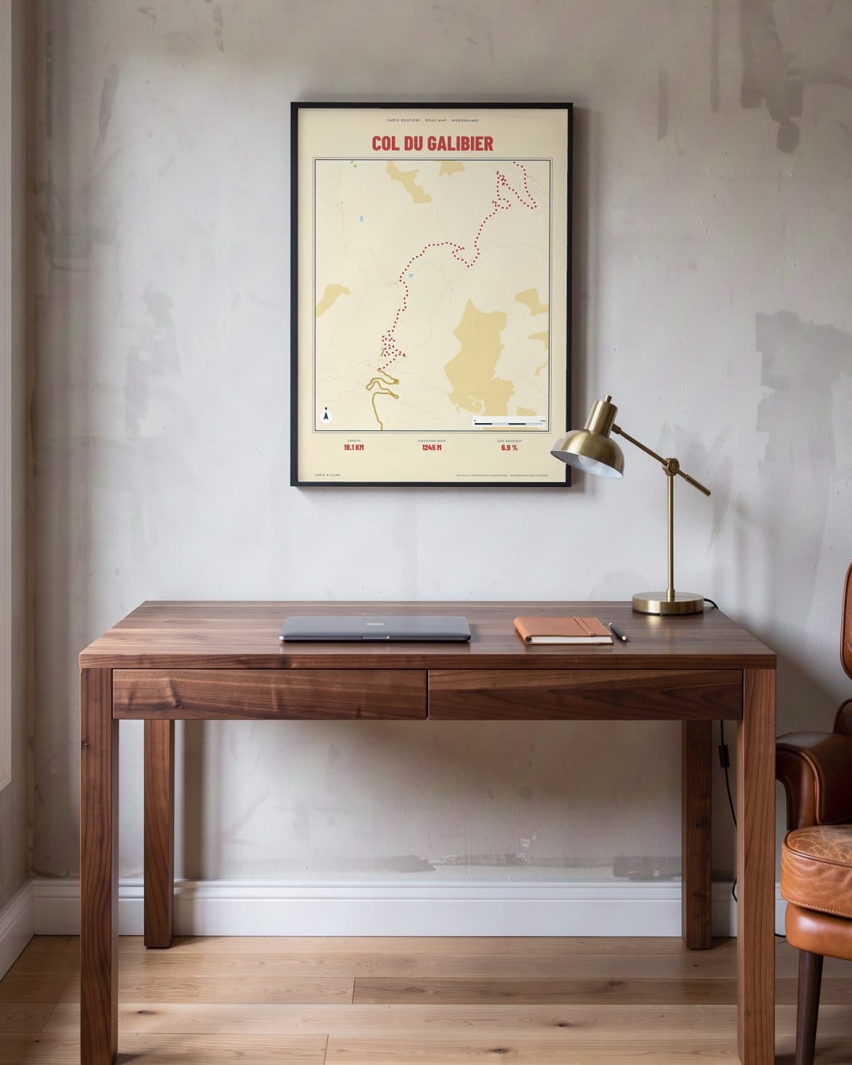 Col du Galibier Carte Routière kaartposter in een zwarte lijst (45 × 60 cm) in een werkkamer