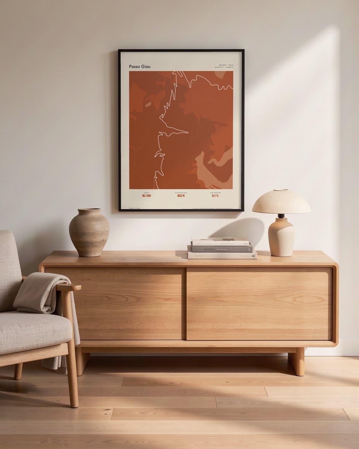Passo Giau Atlas Burnt Orange kaartposter in een zwarte lijst (45 × 60 cm) in een woonkamer