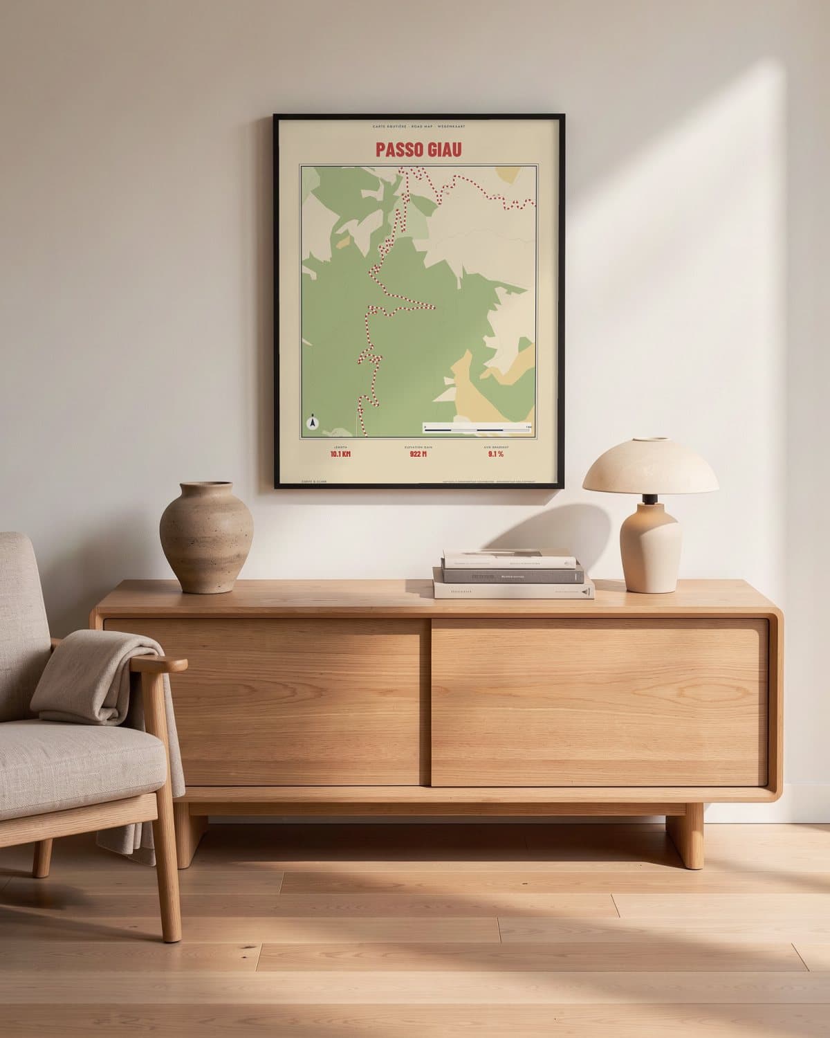 Passo Giau Carte Routière kaartposter in een zwarte lijst (45 × 60 cm) in een woonkamer