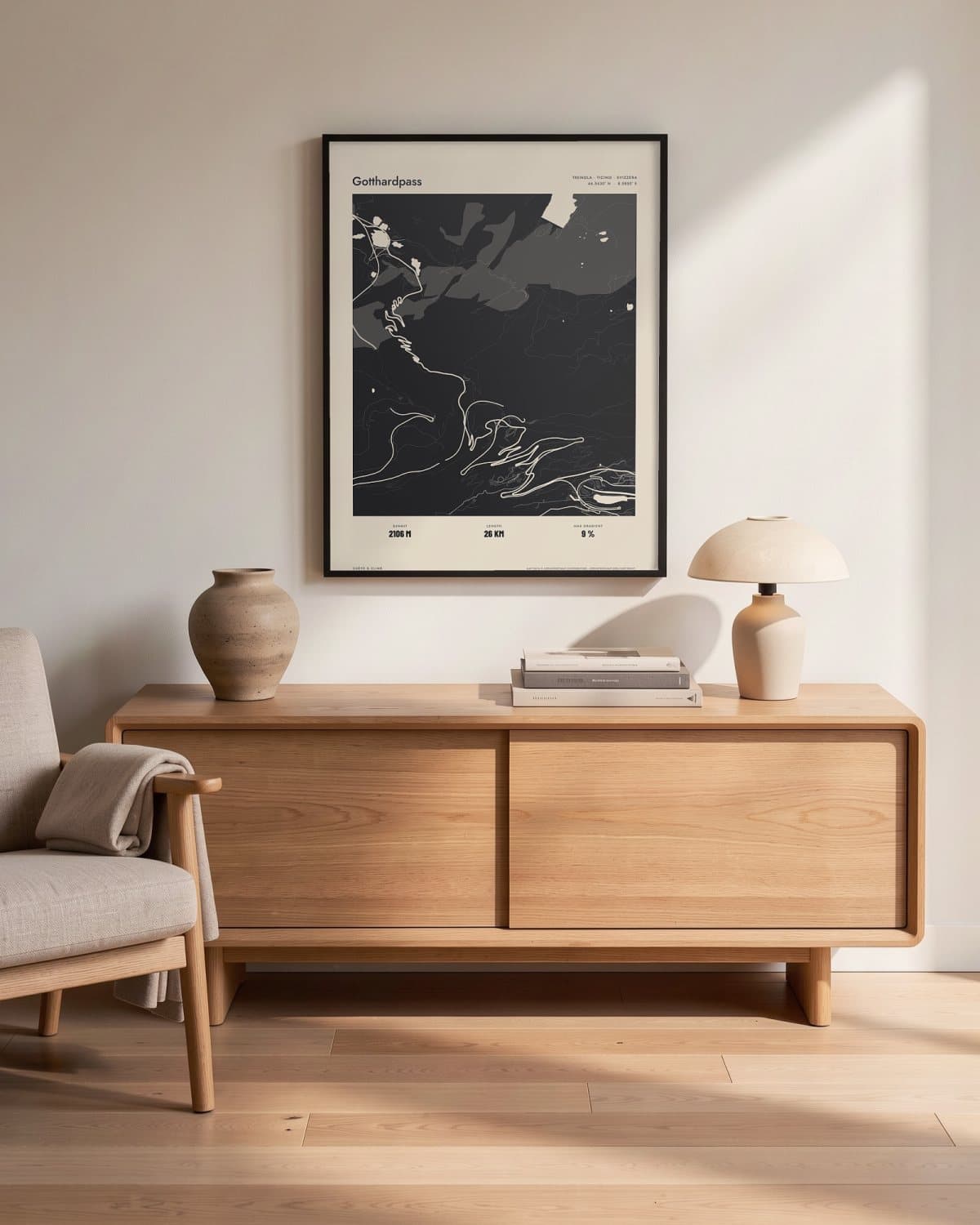 Gotthardpass Atlas Black kaartposter in een zwarte lijst (45 × 60 cm) in een woonkamer
