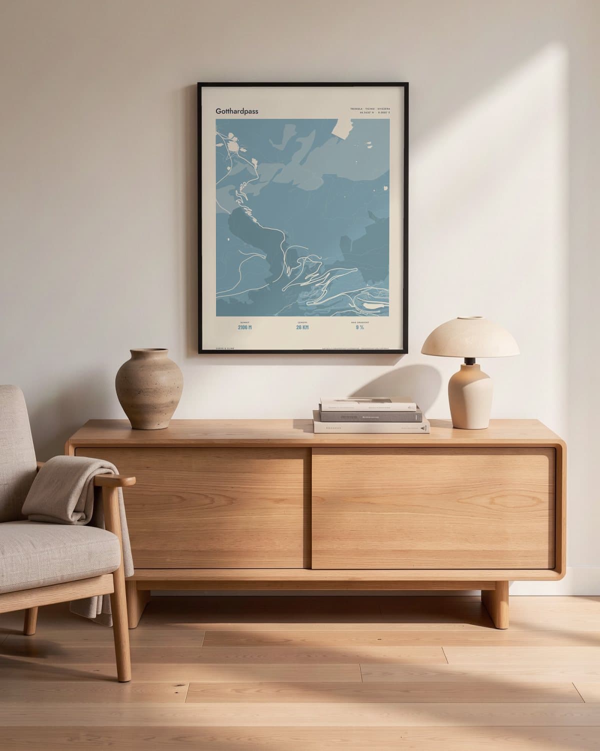 Gotthardpass Atlas Dusky Blue kaartposter in een zwarte lijst (45 × 60 cm) in een woonkamer