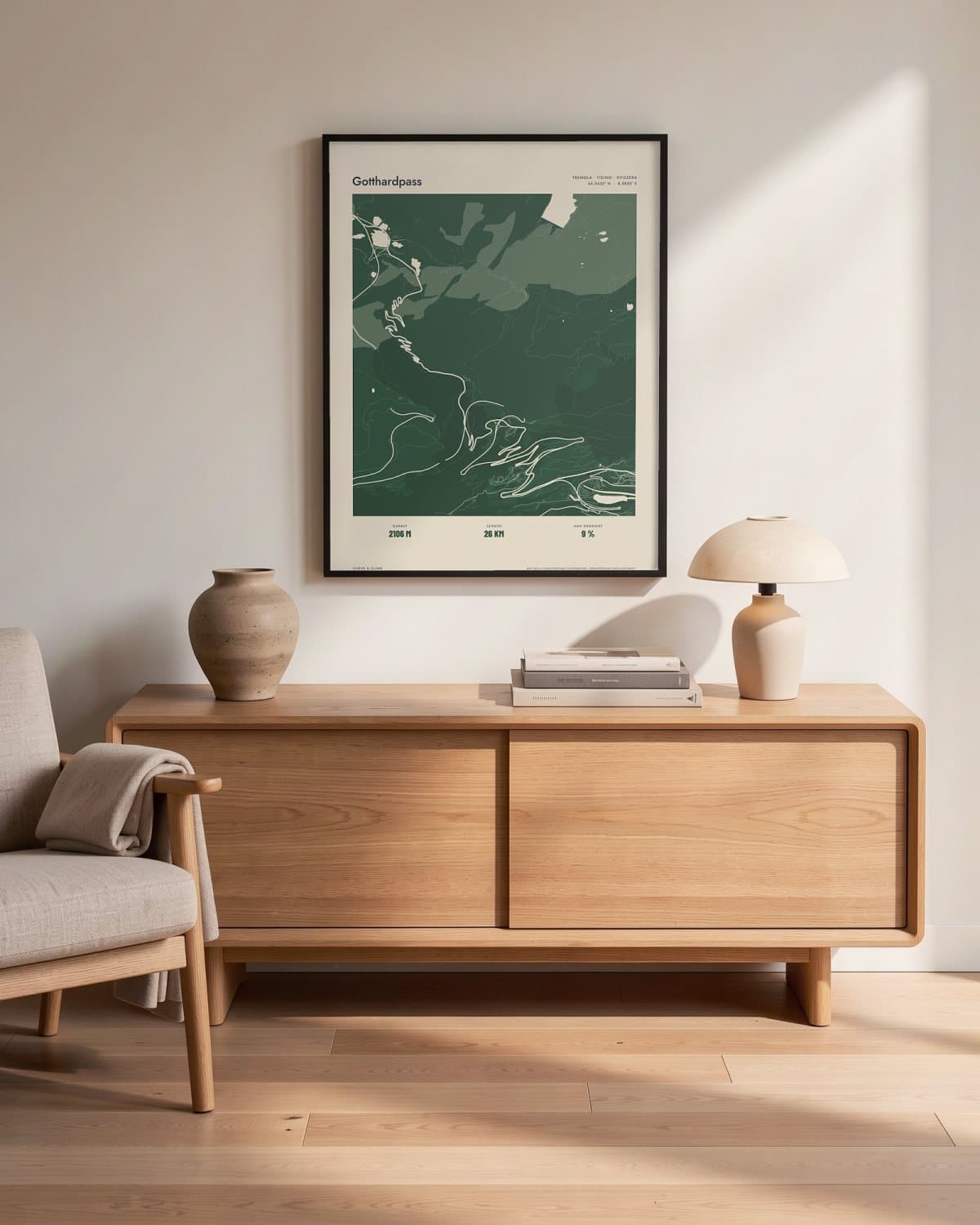 Gotthardpass Atlas Forest kaartposter in een zwarte lijst (45 × 60 cm) in een woonkamer