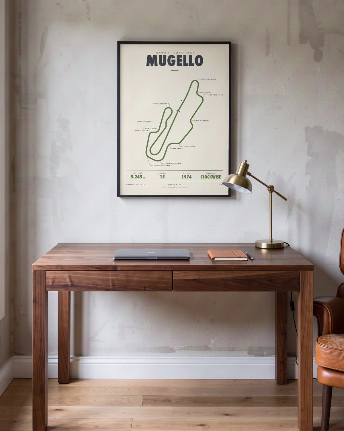 Mugello circuitposter in een zwarte lijst (45 × 60 cm) in een werkkamer