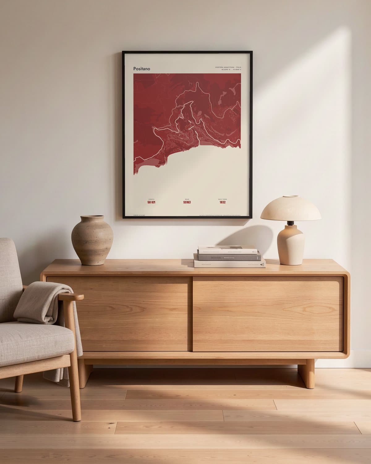 Positano Atlas Deep Red kaartposter in een zwarte lijst (45 × 60 cm) in een woonkamer